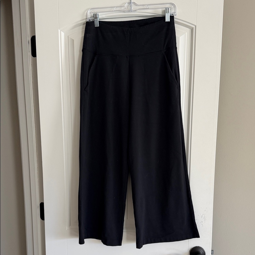 Chic Black Women's Wide-Leg Capris